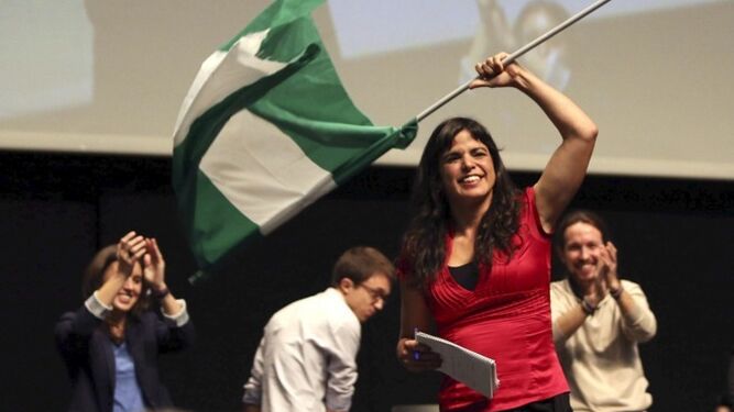 Teresa Rodríguez agita la bandera andaluza en un mitin ante Errejón e Iglesias.