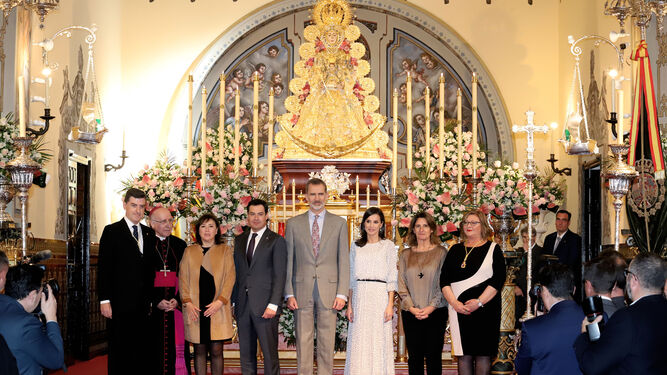 Los Reyes junto a las autoridades en una foto de familia a los pies de la Virgen del Rocío.