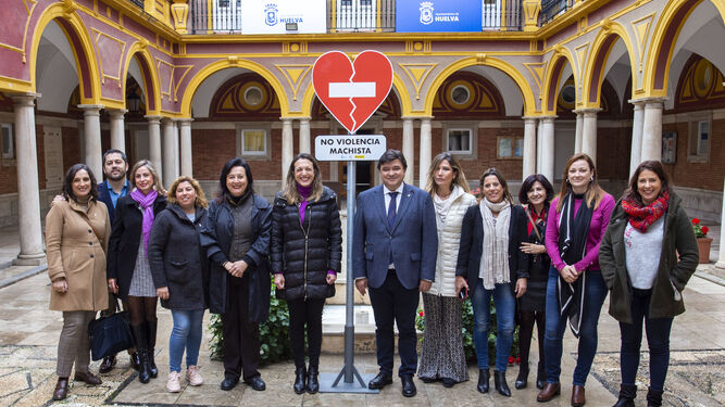 El alcalde de Huelva, Gabriel Cruz, junto a la señal.