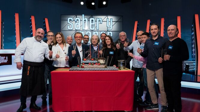 Jordi Hurtado y Sergi Schaaf (director), junto a los Magníficos y el resto del equipo de 'Saber y ganar'.