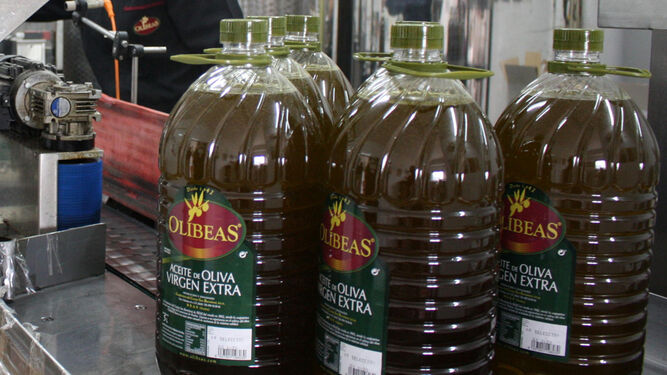 Varias garrafas de aceite de Olibeas en la línea de envasado.