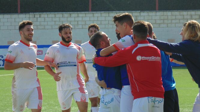 Los jugadores de La Palma celebran uno de los goles anotados al Castilleja.