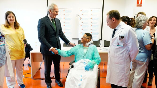 El paciente trasplantado, Jorge Washington, saluda al consejero de Salud de Madrid, Enrique Ruiz Escudero.