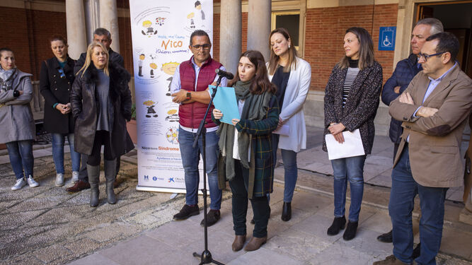 Lectura del Manifiesto del Día del Asperger en el patio del Ayuntamiento de Huelva.