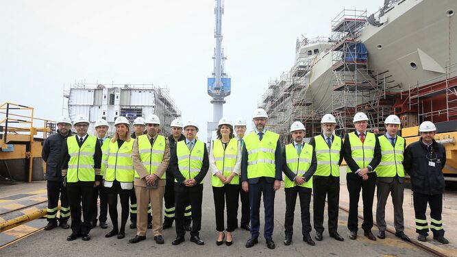 Una delegación saudí posa junto directivos de Navantia ante la primera corbeta en una visita al astillero de San Fernando.