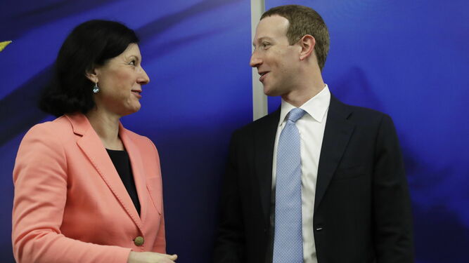 La comisaria europea de Transparencia, Vera Jourová, con el fundador de Facebook, Mark Zuckerberg.