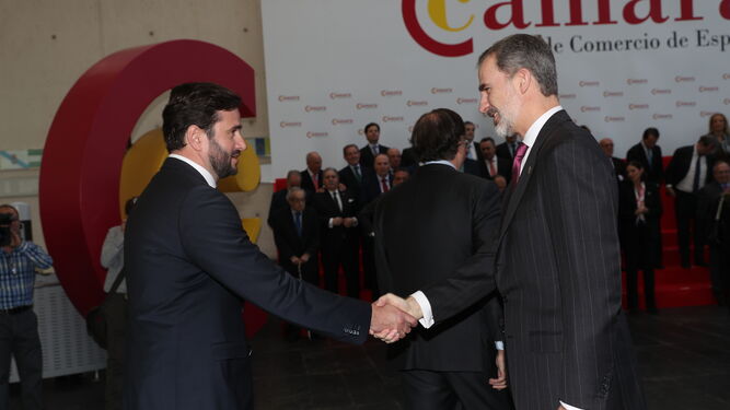 El presidente de la Cámara de Huelva, Daniel Toscano, saluda al Rey de España, Felipe VI.