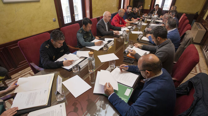 Un momento de la reunión de trabajo celebrada ayer en el Ayuntamiento de Huelva para la elaboración del plan estratégico de tsunamis.