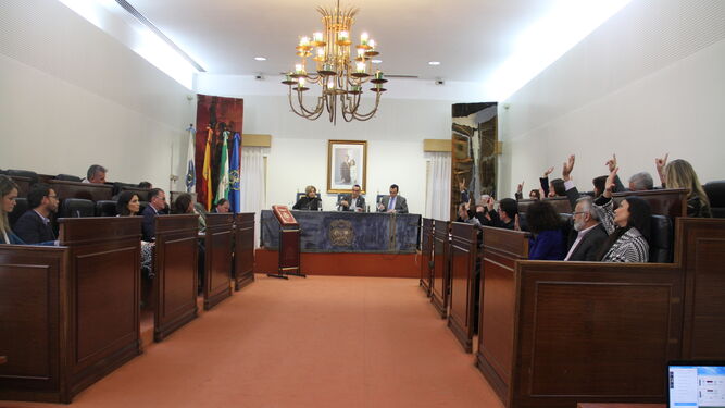 Votación en el Pleno de los presupuestos de la Diputación de Huelva.
