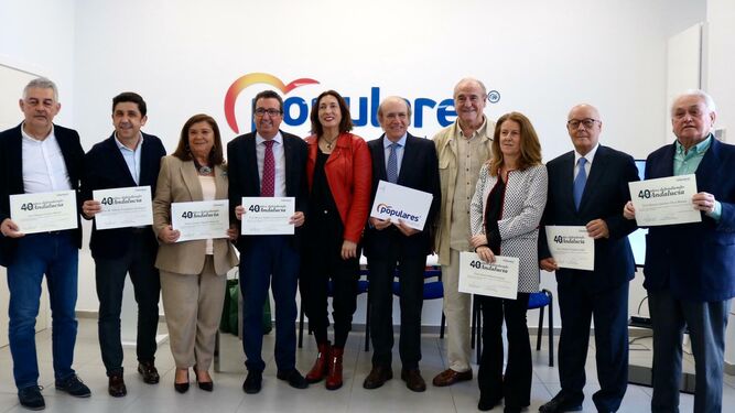Foto de familia con los homenajeados del PP de Huelva.