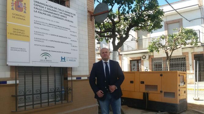 Julio Díaz en una visita a las obras del PFEA en La Palma del Condado.