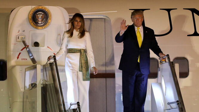 Donald Trump y su mujer, Melania, a su llegada a Nueva Delhi.