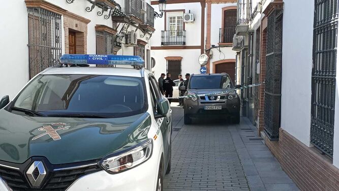 Imagen de la calle con vehículos de la Guardia Civil, donde ocurrieron los hechos.