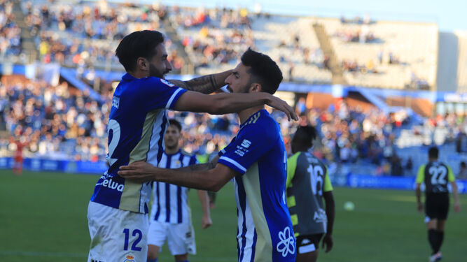 Chuli y Alberto Quiles se abrazan después de que el segundo inaugurara el marcador en el partido entre el Recre y el Sanluqueño de ayer.