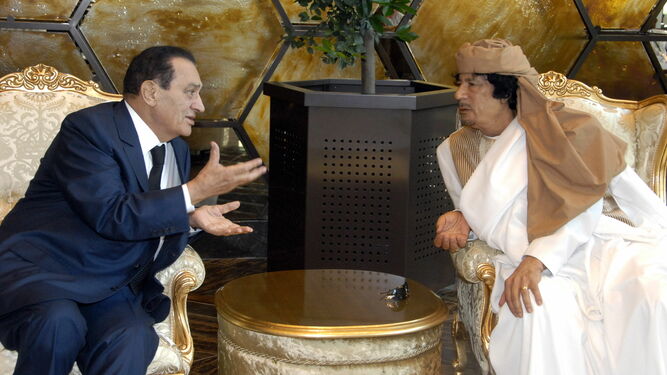 Hosni Mubarak (izquierda) conversa con el ex líder libio Muamar el Gadafi en Trípoli en 2010.