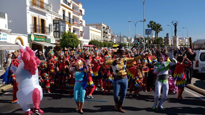 Desfile de Carnaval por las calles de Ayamonte.