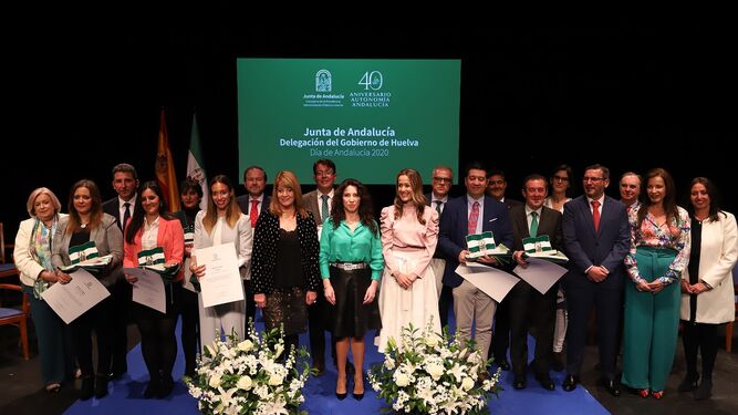 Foto de familia de los premiados con las Banderas de Andalucía junto a los delegados territoriales, la presidenta del Puerto, la delegada del Gobierno y la consejera de Igualdad.