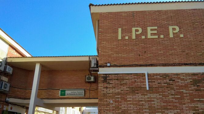 Fachada del Instituto de de Educación Permanente de Huelva.