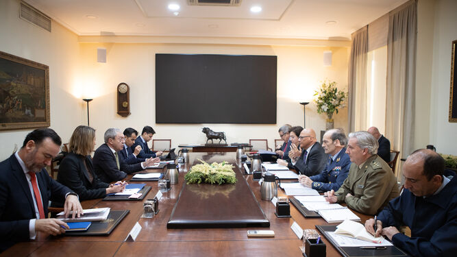 Los responsables de Junta y Gobierno mantuvieron un encuentro en la sede del Ministerio de Defensa.