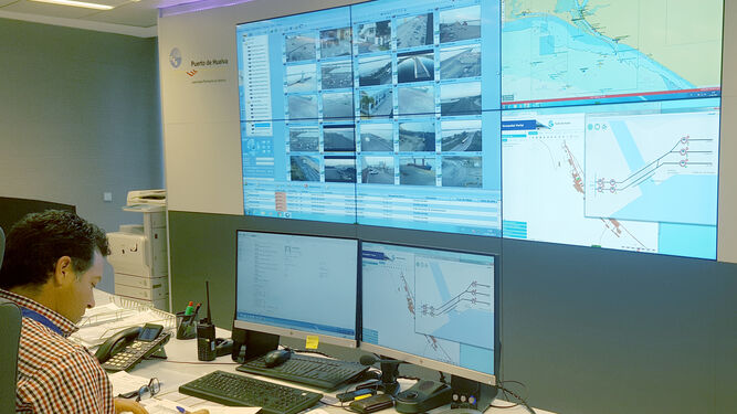 Imagen del centro de control de servicios de la Autoridad Portuaria de Huelva.