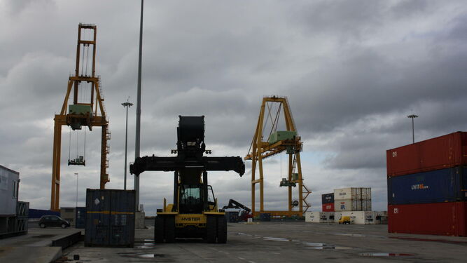 Transporte de contenedores en el Muelle Sur del Puerto de Huelva.