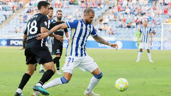 Nano protege el balón durante el encuentro en Huelva ante la Balompédica Linense.