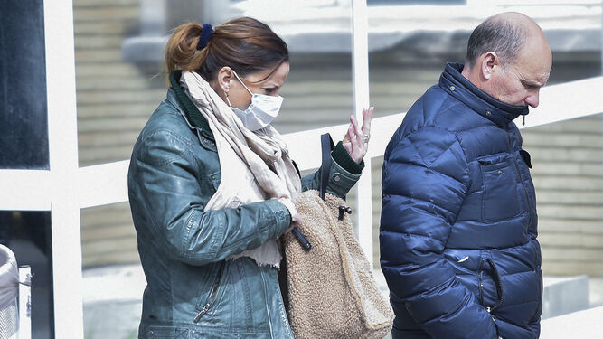 Una mujer se protege con una mascarilla tras salir del hospital