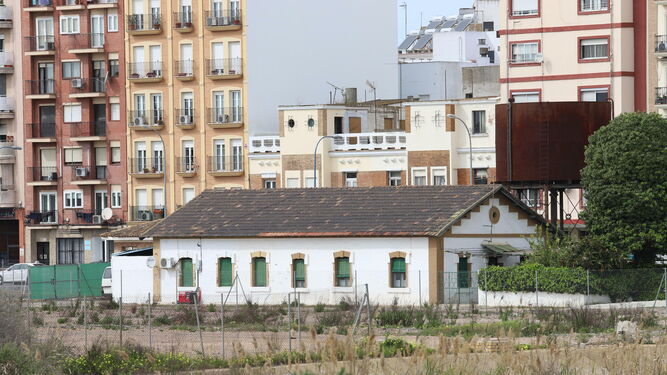 El edificio se encuentra en los antiguos terrenos de las instalaciones ferroviarias en la avenida de Italia.