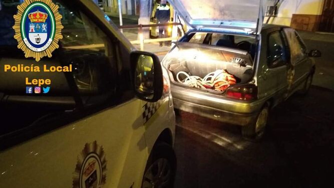 Imagen del vehículo de los presuntos ladrones después de ser interceptado por la Policía Local de Lepe.