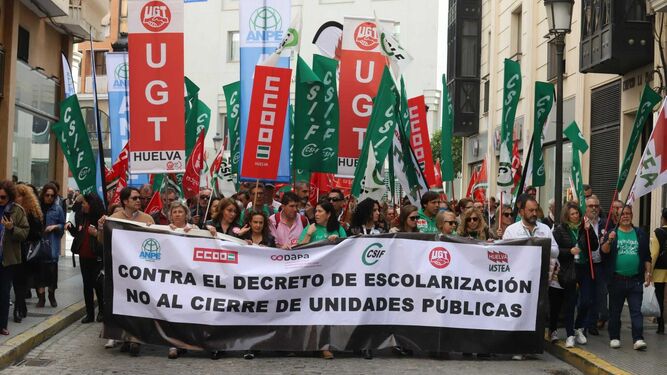 Manifestantes en la huelga educativa por las calles de Huelva.