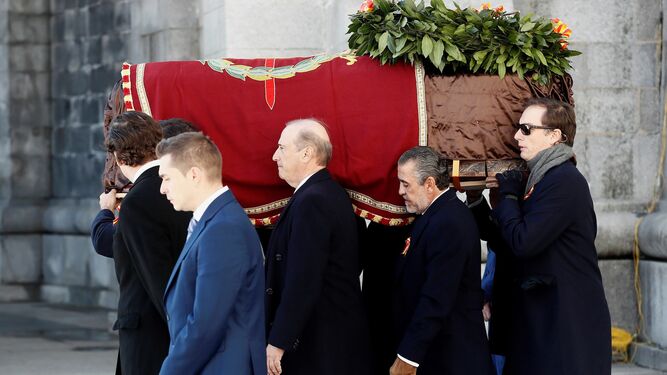 Los nietos de Francisco Franco, Francis Franco (c-i) y Jaime Martínez Bordiú (c-d) portan el féretro del dictador tras la exhumación en del Valle de los Caídos el pasado 24 de octubre.