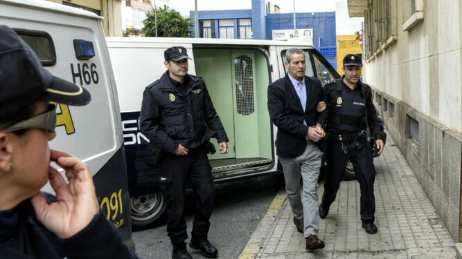 El empresario moguereño, a su llegada al Palacio de Justicia de Huelva.