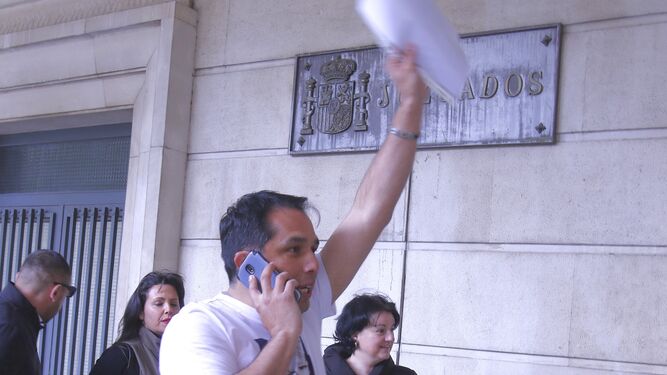 Roberto Macías en el momento de entrar al edificio de los juzgados