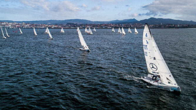 El 'Mercedes-Benz Sailing Team', liderando la competición en Vigo.