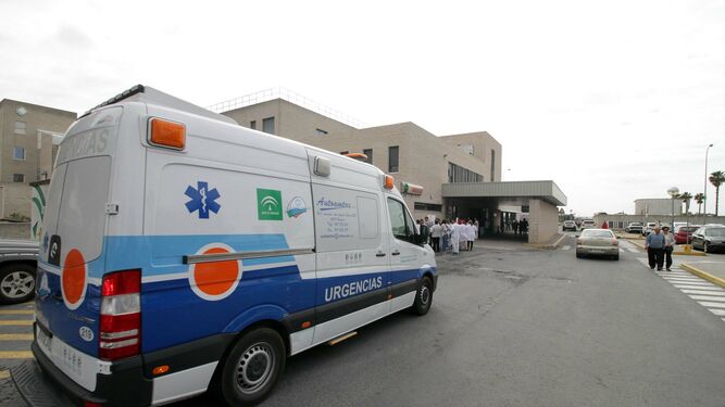 Ambulancia en la puerta de urgencias del Juan Ramón Jiménez