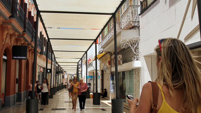 Entoldado en la principal arteria comercial del centro de Huelva.