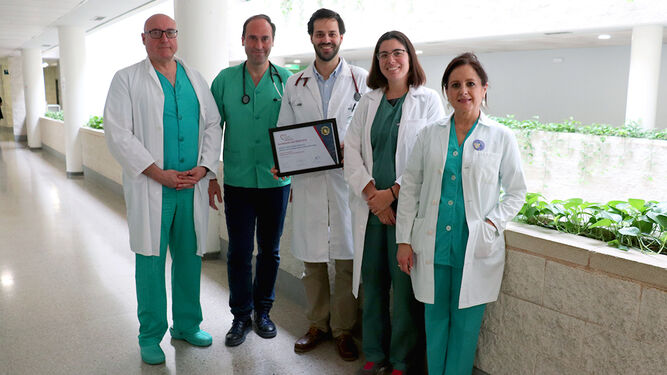 Profesionales de la Unidad del hospital Juan Ramón Jiménez con la distinción conseguida.