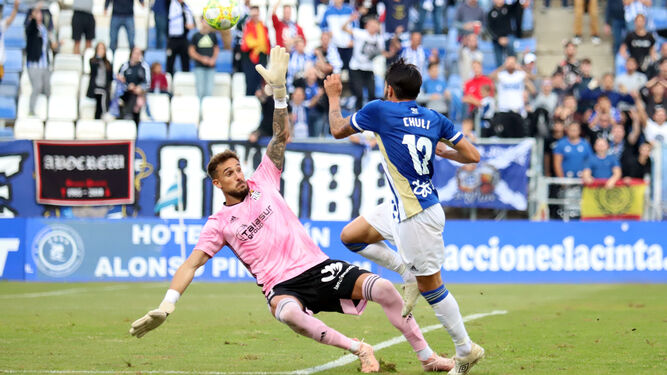 Chuli intenta superar a Marc Martínez durante el partido de la primera vuelta en Huelva.