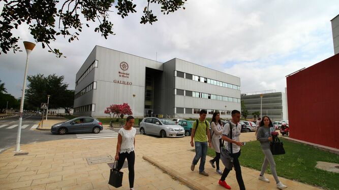 Alumnos en el Campus del Carmen de la Universidad de Huelva.