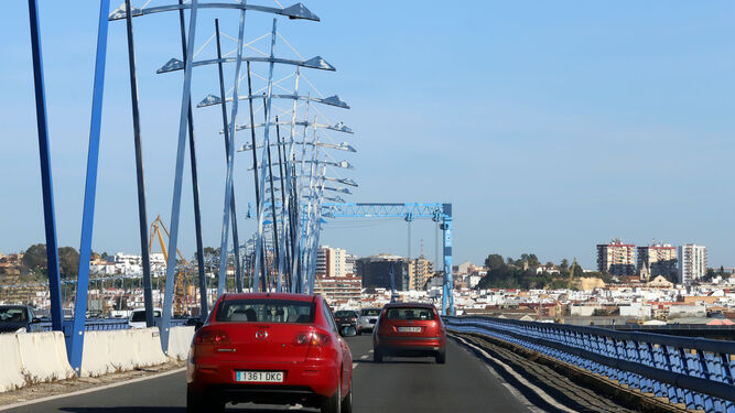 El puente del Odiel en sentido de circulación hacia la capital onubense a mediodía de ayer.