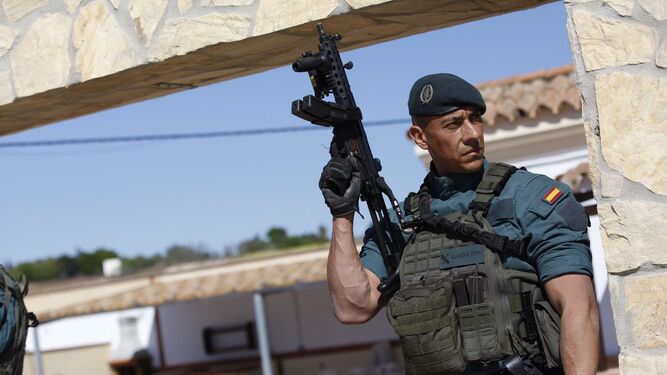 Uno de los agentes de la Guardia Civil participantes en el operativo, en Trebujena (Cádiz).