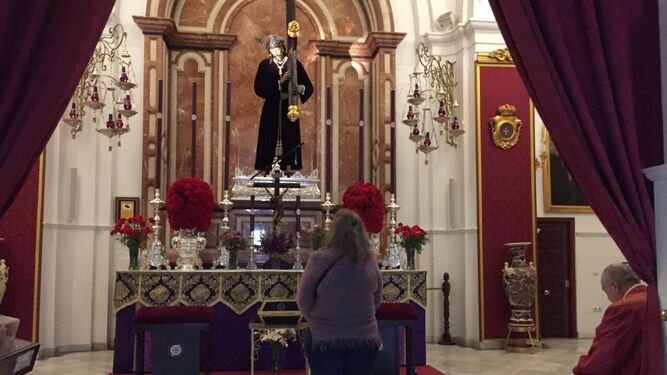 Devotos ante la imagen del Nazareno, ayer en su capilla en la Inmaculada Concepción.