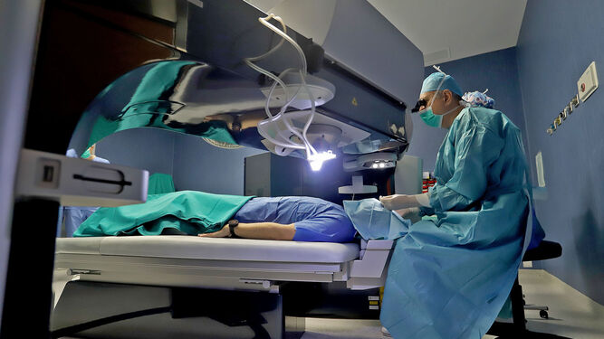 El doctor Rafael Gil en la Unidad de Cirugía Refractiva de Quirónsalud Huelva.