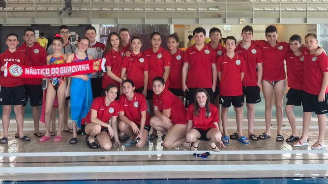 Equipo completo con los nadadores del CN Huelva y del CN do Guadiana.