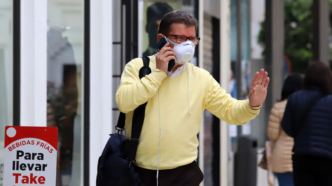 Un hombre con una mascarilla de protección durante la mañana de ayer en Huelva.