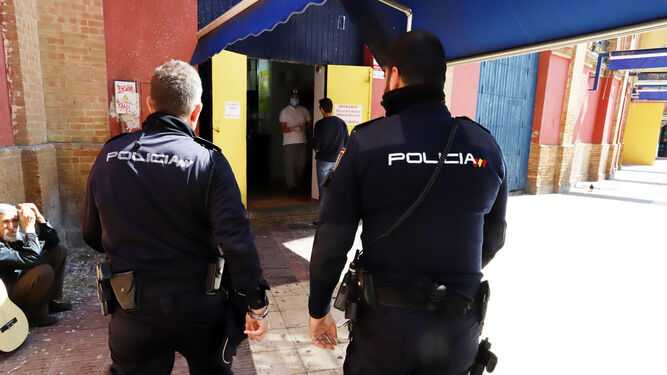 Una patrulla de la Policía Nacional en las inmediaciones de la Plaza de Toros de Huelva.