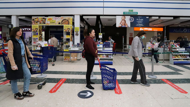 Im&aacute;genes de la situaci&oacute;n y organizaci&oacute;n en los supermercados de Huelva