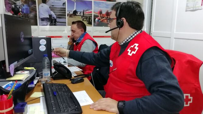 Operarios de Cruz Roja Huelva realizan las llamadas de seguimiento a los onubenses.