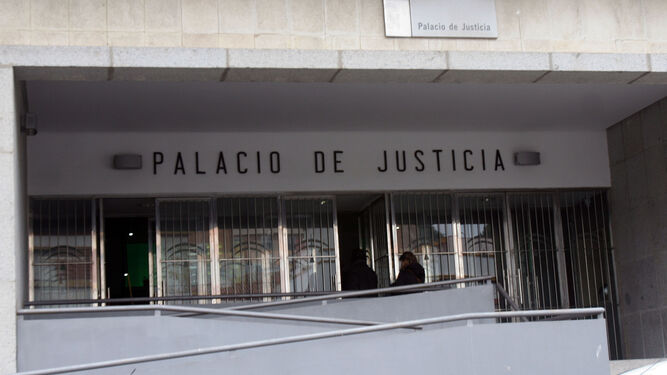 Entrada al Palacio de Justicia de Huelva, sede de la Audiencia Provincial.