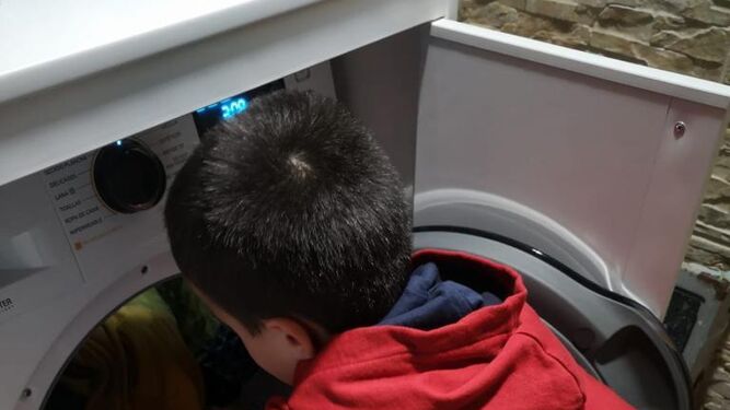 Andrés se suma a las tareas del hogar y pone la lavadora.